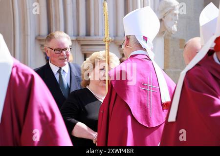 Die meisten Reverend Alan McGuckian, Bischof von Down und Connor, sprach mit Dame Fionnuala Mary Jay-O'Boyle nach der Beerdigung des ehemaligen katholischen Bischofs von Down und des Erzbischofs von Connor Noel Treanor in der St. Peter's Cathedral in Belfast. Der 73-Jährige starb am Sonntagmorgen. Bilddatum: Dienstag, 20. August 2024. Stockfoto