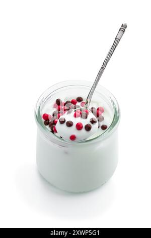 Dessert-Joghurt mit Schokolade und Beerenbällchen isoliert auf weiß Stockfoto