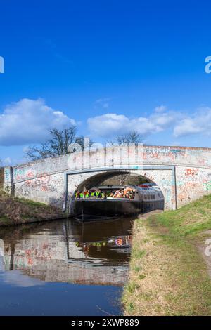 Großbritannien, England, Buckinghamshire, in der Nähe von Denham, Brücke über den Grand Union Canal mit Schulkindern auf einer Bootsfahrt Stockfoto