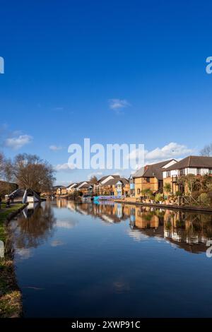 Großbritannien, England, Greater London, Harefield, Wohnsiedlung am Grand Union Canal Stockfoto