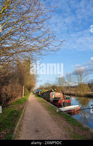 Großbritannien, England, Hertfordshire, nahe Rickmansworth, der Grand Union Canal und vertäute Schmalboote Stockfoto