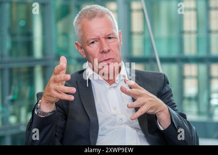 Peter Kloeppel, deutscher Journalist und Fernsehmoderator, im gespraech mit dem Evangelischen Pressedienst epd am 09.08.2024 in Köln. Seit 1992 ist er Chefmoderator von RTL aktuell, ausserdem war er von 2004 bis 2014 Chefredakteur von RTL. *** Peter Kloeppel, deutscher Journalist und Fernsehmoderator, im Gespräch mit dem Evangelischen Pressedienst epd am 09 08 2024 in Köln Er ist seit 1992 Chefredakteur von RTL aktuell und war von 2004 bis 2014 Chefredakteur von RTL REDAKTIONELLER USE ONLY Copyright: epd-bild/GuidoxSchiefer Kloeppel019 Stockfoto