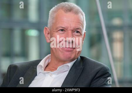 Peter Kloeppel, deutscher Journalist und Fernsehmoderator, im gespraech mit dem Evangelischen Pressedienst epd am 09.08.2024 in Köln. Seit 1992 ist er Chefmoderator von RTL aktuell, ausserdem war er von 2004 bis 2014 Chefredakteur von RTL. *** Peter Kloeppel, deutscher Journalist und Fernsehmoderator, im Gespräch mit dem Evangelischen Pressedienst epd am 09 08 2024 in Köln Er ist seit 1992 Chefredakteur von RTL aktuell und war von 2004 bis 2014 Chefredakteur von RTL REDAKTIONELLER USE ONLY Copyright: epd-bild/GuidoxSchiefer Kloeppel077 Stockfoto