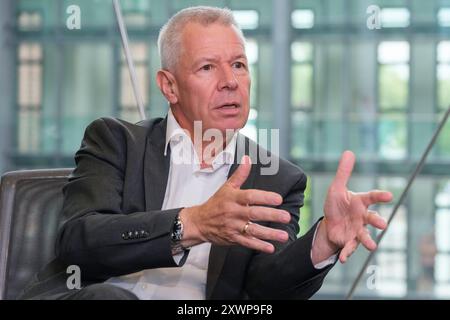 Peter Kloeppel, deutscher Journalist und Fernsehmoderator, im gespraech mit dem Evangelischen Pressedienst epd am 09.08.2024 in Köln. Seit 1992 ist er Chefmoderator von RTL aktuell, ausserdem war er von 2004 bis 2014 Chefredakteur von RTL. *** Peter Kloeppel, deutscher Journalist und Fernsehmoderator, im Gespräch mit dem Evangelischen Pressedienst epd am 09 08 2024 in Köln Er ist seit 1992 Chefmoderator von RTL aktuell und war von 2004 bis 2014 Chefredakteur von RTL REDAKTIONELLER USE ONLY Copyright: epd-bild/GuidoxSchiefer Kloeppel032 Stockfoto