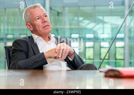 Peter Kloeppel, deutscher Journalist und Fernsehmoderator, im gespraech mit dem Evangelischen Pressedienst epd am 09.08.2024 in Köln. Seit 1992 ist er Chefmoderator von RTL aktuell, ausserdem war er von 2004 bis 2014 Chefredakteur von RTL. *** Peter Kloeppel, deutscher Journalist und Fernsehmoderator, im Gespräch mit dem Evangelischen Pressedienst epd am 09 08 2024 in Köln Er ist seit 1992 Chefmoderator von RTL aktuell und war von 2004 bis 2014 Chefredakteur von RTL REDAKTIONELLER USE ONLY Copyright: epd-bild/GuidoxSchiefer Kloeppel025 Stockfoto