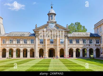 Rasen und Kapelle im Haupthof des Emmanuel College, University of Cambridge, England. Stockfoto