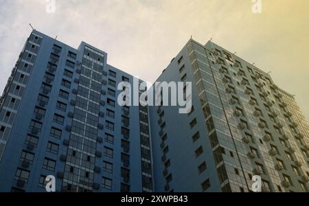 Wohnhochhäuser bei Sonnenuntergang. Modernes urbanes Wohnen, Immobilienentwicklung und Skyline-Konzept Stockfoto