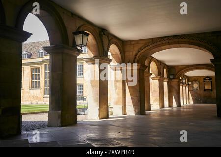 Überdachter Gang am Emmanuel College, University of Cambridge, England. Stockfoto