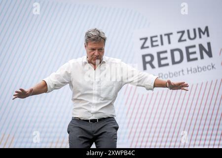 Berlin, Deutschland. August 2024. Robert Habeck (Allianz 90/die Grünen), Bundesminister für Wirtschaft und Klimaschutz, spricht mit den Teilnehmern im Rahmen eines Bürgerdialogs in seinem ministerium. Quelle: Kay Nietfeld/dpa/Alamy Live News Stockfoto