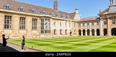 Besucher machen ein Foto im vorderen Innenhof des Emmanuel College, University of Cambridge, England. Stockfoto