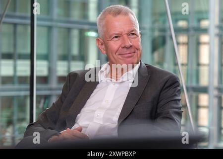 Peter Kloeppel, deutscher Journalist und Fernsehmoderator, im gespraech mit dem Evangelischen Pressedienst epd am 09.08.2024 in Köln. Seit 1992 ist er Chefmoderator von RTL aktuell, ausserdem war er von 2004 bis 2014 Chefredakteur von RTL. *** Peter Kloeppel, deutscher Journalist und Fernsehmoderator, im Gespräch mit dem Evangelischen Pressedienst epd am 09 08 2024 in Köln Er ist seit 1992 Chefmoderator von RTL aktuell und war von 2004 bis 2014 Chefredakteur von RTL REDAKTIONELLER USE ONLY Copyright: epd-bild/GuidoxSchiefer Kloeppel049 Stockfoto