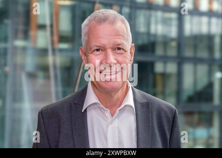 Peter Kloeppel, deutscher Journalist und Fernsehmoderator, am 09.08.2024 in Köln aufgenommen. Seit 1992 ist er Chefmoderator von RTL aktuell, ausserdem war er von 2004 bis 2014 Chefredakteur von RTL. *** Peter Kloeppel, deutscher Journalist und Fernsehmoderator, aufgenommen am 09 08 2024 in Köln seit 1992 ist er Chefmoderator von RTL aktuell und von 2004 bis 2014 auch Chefredakteur von RTL REDAKTIONELLE VERWENDUNG NUR Copyright: epd-bild/GuidoxSchiefer Kloeppel001 Stockfoto