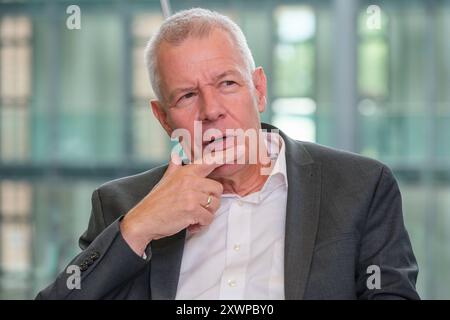 Peter Kloeppel, deutscher Journalist und Fernsehmoderator, im gespraech mit dem Evangelischen Pressedienst epd am 09.08.2024 in Köln. Seit 1992 ist er Chefmoderator von RTL aktuell, ausserdem war er von 2004 bis 2014 Chefredakteur von RTL. *** Peter Kloeppel, deutscher Journalist und Fernsehmoderator, im Gespräch mit dem Evangelischen Pressedienst epd am 09 08 2024 in Köln Er ist seit 1992 Chefredakteur von RTL aktuell und war von 2004 bis 2014 Chefredakteur von RTL REDAKTIONELLER USE ONLY Copyright: epd-bild/GuidoxSchiefer Kloeppel079 Stockfoto