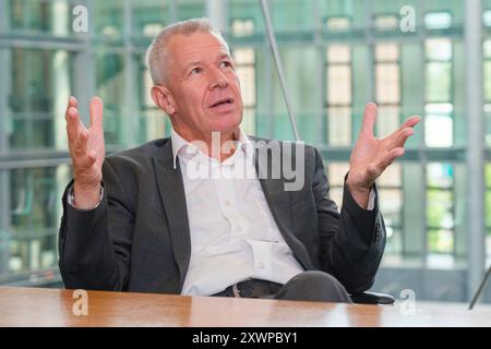 Peter Kloeppel, deutscher Journalist und Fernsehmoderator, im gespraech mit dem Evangelischen Pressedienst epd am 09.08.2024 in Köln. Seit 1992 ist er Chefmoderator von RTL aktuell, ausserdem war er von 2004 bis 2014 Chefredakteur von RTL. *** Peter Kloeppel, deutscher Journalist und Fernsehmoderator, im Gespräch mit dem Evangelischen Pressedienst epd am 09 08 2024 in Köln Er ist seit 1992 Chefredakteur von RTL aktuell und war von 2004 bis 2014 Chefredakteur von RTL REDAKTIONELLER USE ONLY Copyright: epd-bild/GuidoxSchiefer Kloeppel027 Stockfoto