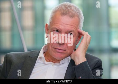 Peter Kloeppel, deutscher Journalist und Fernsehmoderator, im gespraech mit dem Evangelischen Pressedienst epd am 09.08.2024 in Köln. Seit 1992 ist er Chefmoderator von RTL aktuell, ausserdem war er von 2004 bis 2014 Chefredakteur von RTL. *** Peter Kloeppel, deutscher Journalist und Fernsehmoderator, im Gespräch mit dem Evangelischen Pressedienst epd am 09 08 2024 in Köln Er ist seit 1992 Chefredakteur von RTL aktuell und war von 2004 bis 2014 Chefredakteur von RTL REDAKTIONELLER USE ONLY Copyright: epd-bild/GuidoxSchiefer Kloeppel081 Stockfoto