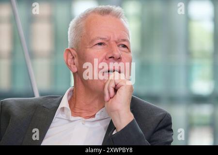 Peter Kloeppel, deutscher Journalist und Fernsehmoderator, im gespraech mit dem Evangelischen Pressedienst epd am 09.08.2024 in Köln. Seit 1992 ist er Chefmoderator von RTL aktuell, ausserdem war er von 2004 bis 2014 Chefredakteur von RTL. *** Peter Kloeppel, deutscher Journalist und Fernsehmoderator, im Gespräch mit dem Evangelischen Pressedienst epd am 09 08 2024 in Köln Er ist seit 1992 Chefmoderator von RTL aktuell und war von 2004 bis 2014 Chefredakteur von RTL REDAKTIONELLER USE ONLY Copyright: epd-bild/GuidoxSchiefer Kloeppel080 Stockfoto