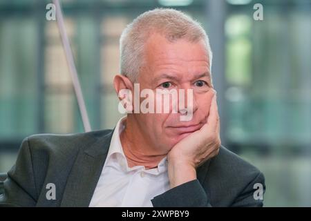 Peter Kloeppel, deutscher Journalist und Fernsehmoderator, im gespraech mit dem Evangelischen Pressedienst epd am 09.08.2024 in Köln. Seit 1992 ist er Chefmoderator von RTL aktuell, ausserdem war er von 2004 bis 2014 Chefredakteur von RTL. *** Peter Kloeppel, deutscher Journalist und Fernsehmoderator, im Gespräch mit dem Evangelischen Pressedienst epd am 09 08 2024 in Köln Er ist seit 1992 Chefredakteur von RTL aktuell und war von 2004 bis 2014 Chefredakteur von RTL REDAKTIONELLER USE ONLY Copyright: epd-bild/GuidoxSchiefer Kloeppel067 Stockfoto