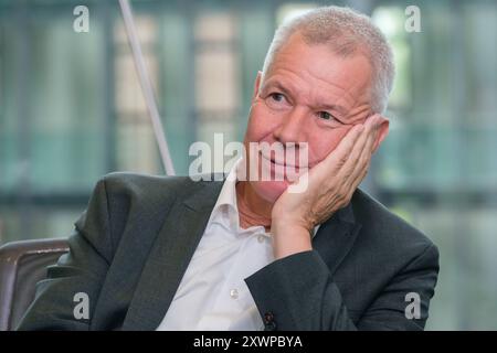 Peter Kloeppel, deutscher Journalist und Fernsehmoderator, im gespraech mit dem Evangelischen Pressedienst epd am 09.08.2024 in Köln. Seit 1992 ist er Chefmoderator von RTL aktuell, ausserdem war er von 2004 bis 2014 Chefredakteur von RTL. *** Peter Kloeppel, deutscher Journalist und Fernsehmoderator, im Gespräch mit dem Evangelischen Pressedienst epd am 09 08 2024 in Köln Er ist seit 1992 Chefredakteur von RTL aktuell und war von 2004 bis 2014 Chefredakteur von RTL REDAKTIONELLER USE ONLY Copyright: epd-bild/GuidoxSchiefer Kloeppel069 Stockfoto
