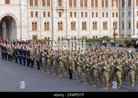 Budapest. August 2024. Die Kandidaten für neu abgeschlossene Militäroffiziere leisten ihren Eid während einer Zeremonie zum ungarischen Nationalfeiertag auf dem Kossuth-Platz vor dem parlamentsgebäude in Budapest, Ungarn am 20. August 2024. Ungarn feierte seinen Nationalfeiertag und gedachte am Dienstag an den Heiligen Stephan (969–1038), den Gründungskönig von Ungarn. Quelle: Attila Volgyi/Xinhua/Alamy Live News Stockfoto