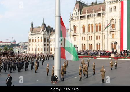 Budapest. August 2024. Anlässlich des ungarischen Nationalfeiertags findet am 20. August 2024 auf dem Kossuth-Platz vor dem parlamentsgebäude in Budapest, Ungarn, eine Flaggenhahnungszeremonie statt. Ungarn feierte seinen Nationalfeiertag und gedachte am Dienstag an den Heiligen Stephan (969–1038), den Gründungskönig von Ungarn. Quelle: Attila Volgyi/Xinhua/Alamy Live News Stockfoto