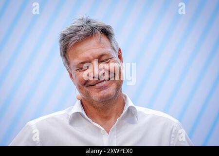 Berlin, Deutschland. August 2024. Robert Habeck (Allianz 90/die Grünen), Bundesminister für Wirtschaft und Klimaschutz, lacht mit den Teilnehmern eines Bürgerdialogs "Zeit zum Reden" in seinem ministerium. Quelle: Kay Nietfeld/dpa/Alamy Live News Stockfoto