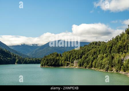 Lenggries, Deutschland. August 2024. Die Wolken hängen tief in den Bergen um den Sylvenstein. Nach einer Tendenz zu Gewittern morgen wird erwartet, dass das Wetter für den Rest der Woche trocken bleibt. Es wird wärmer. Vermerk: Frank Hammerschmidt//Frank Hammerschmidt/dpa/Alamy Live News Stockfoto