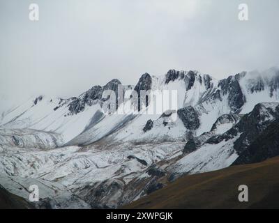 Gipfel des La Raya Gebirges in der Nähe von Layo, Peru Stockfoto