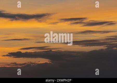 Dramatische Wolkenformationen in der Abenddämmerung. Wettervorhersage ändern. Strahlender Himmel Stockfoto