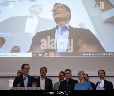 Erfurt, Deutschland. August 2024. Bundesgesundheitsminister Karl Lauterbach (SPD, l) spricht im Auditorium vor Mitarbeitern der Helios-Klinik. Quelle: Hannes P. Albert/dpa/Alamy Live News Stockfoto