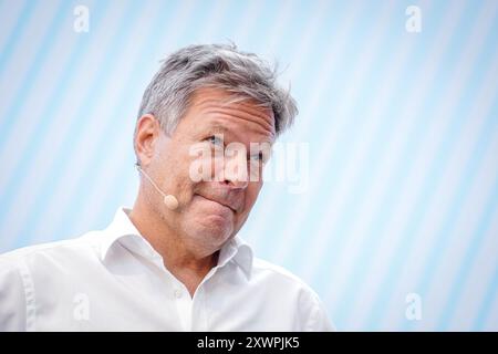 Berlin, Deutschland. August 2024. Robert Habeck (Bündnis 90/die Grünen), Bundesminister für Wirtschaft und Klimaschutz, bei einem Bürgerdialog "Zeit zu sprechen" in seinem ministerium mit den Teilnehmern. Quelle: Kay Nietfeld/dpa/Alamy Live News Stockfoto