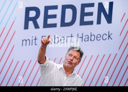 Berlin, Deutschland. August 2024. Robert Habeck (Allianz 90/die Grünen), Bundesminister für Wirtschaft und Klimaschutz, spricht mit den Teilnehmern im Rahmen eines Bürgerdialogs in seinem ministerium. Quelle: Kay Nietfeld/dpa/Alamy Live News Stockfoto