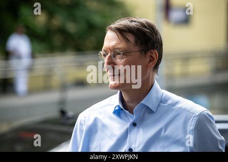 Erfurt, Deutschland. August 2024. Bundesgesundheitsminister Karl Lauterbach (SPD) steht vor der Helios-Klinik. Quelle: Hannes P. Albert/dpa/Alamy Live News Stockfoto