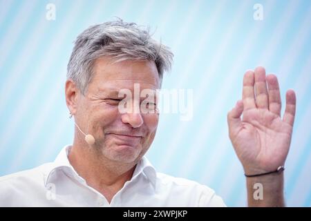 Berlin, Deutschland. August 2024. Robert Habeck (Allianz 90/die Grünen), Bundesminister für Wirtschaft und Klimaschutz, lacht mit den Teilnehmern eines Bürgerdialogs "Zeit zum Reden" in seinem ministerium. Quelle: Kay Nietfeld/dpa/Alamy Live News Stockfoto