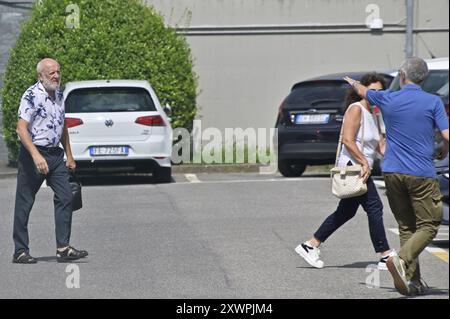 Bergamo, Italien. August 2024. Omicidio di Sharon Verzeni, i genitori in caserma dai carabinieri. Bergamo, Cronaca, 20 agosto, 2024 (Tiziano Manzoni/LaPresse) Ermordung von Sharon Verzeni, Eltern auf der Polizeiwache. Bergamo, Chronik, 20. August 2024 (Tiziano Manzoni/LaPresse) Credit: LaPresse/Alamy Live News Stockfoto