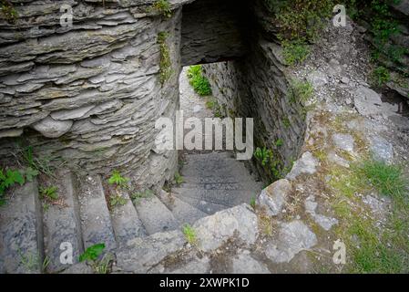 Abstieg in die Geschichte: Verwinkelte Treppen der antiken Burg Stockfoto