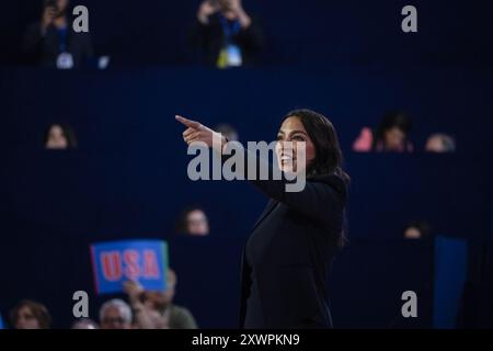 Chicago, Illinois, USA. August 2024. AOC spricht am ersten Abend der DNC Convention im United Center in Chicago mit einer begeisterten Menge (Credit Image: © Laura Brett/ZUMA Press Wire) NUR REDAKTIONELLE VERWENDUNG! Nicht für kommerzielle ZWECKE! Stockfoto