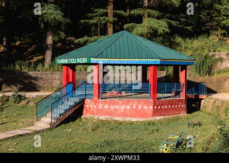 Dharamshala, Indien, 8. Juli 2024: Die indische Regierung hat in einem Waldpark in Himachal Pradesh einen komfortablen Pavillon zur Entspannung eingerichtet. Stockfoto