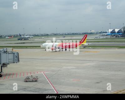 Ein Vietjet-Flugzeug bereitet sich auf den Start am Satellite Terminal 1 (SAT-1) am Flughafen Suvarnabhumi vor. Das Satellitenterminal 1 (SAT-1) am Flughafen Suvarnabhumi ist eine neue Erweiterung, die gebaut wurde, um die Kapazität des Flughafens für die Abfertigung von Fluggästen und Flügen zu erhöhen. Dieses Terminal dient sowohl internationalen als auch Inlandsflügen und trägt zur Entlastung des Hauptterminals bei. Das SAT-1-Terminal wurde gebaut, um der wachsenden Nachfrage nach Flugreisen gerecht zu werden und die Effizienz des Flughafens Suvarnabhumi zu erhöhen. Stockfoto