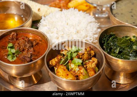 Nepalesische Mahlzeit Daal Bhaat Tarkari Thakali Thali Fleisch Reis Gemüse und Gurken Dhido Mahlzeit Abendessen oder Mittagessen Stockfoto