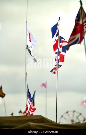 Lytham Wartime Festival 2024. Alliierte Flaggen fliegen Stockfoto