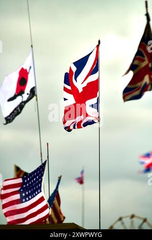 Lytham Wartime Festival 2024. Alliierte Flaggen fliegen Stockfoto