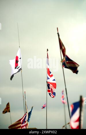 Lytham Wartime Festival 2024. Alliierte Flaggen fliegen Stockfoto