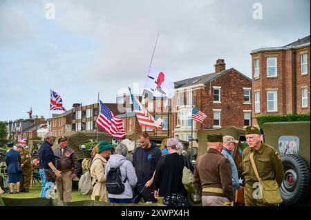 Lytham Wartime Festival 2024. Alliierte Fahnen fliegen über Militärfahrzeuge Stockfoto