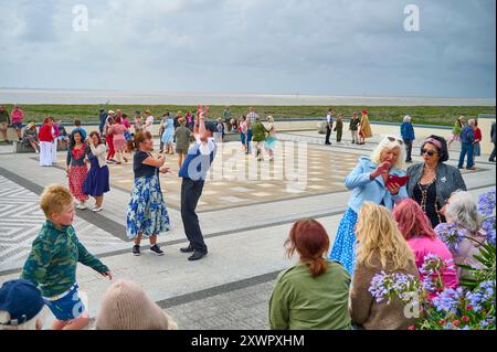 Lytham Wartime Festival 2024. Tanzen im Muschelbecken am Ufer des Ribble Stockfoto