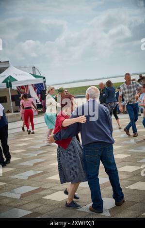 Lytham Wartime Festival 2024. Tanzen im Muschelbecken am Ufer des Ribble Stockfoto