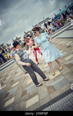 Lytham Wartime Festival 2024. Tanzen im Muschelbecken am Ufer des Ribble Stockfoto