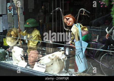 Gruselige Figuren in einem Schaufenster. Halloween. Stockfoto