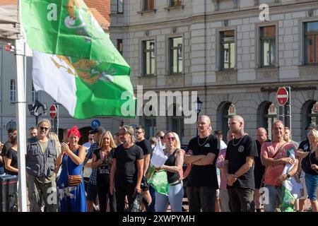 Großenhainer Arbeitsamt soll zur Flüchtlingsunterkunft werden die Freien Sachen halten eine Demo auf dem Großenhain Marktplatz ab. Das Landratsamt in Meißen will das ehemalige Großenhainer Arbeitsamt zur Flüchtlingsunterkunft machen. Großenhain Sachsen Deutschland *** Arbeitsamt Großenhain wird Flüchtlingsunterkunft die Freien Sachen halten eine Demonstration auf dem Großenhain Marktplatz ab die Bezirksverwaltung Meißen will das ehemalige Arbeitsamt Großenhain in in Flüchtlingsunterkunft Großenhain Sachsen Daniel Wagner verwandeln Stockfoto