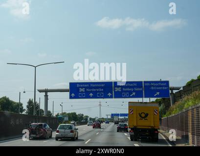 Hamburg, Deutschland. August 2024. Fahrzeuge, die auf der Autobahn A1 am Autobahnkreuz Moorfleet in Richtung Süden fahren. Quelle: Marcus Brandt/dpa/Alamy Live News Stockfoto