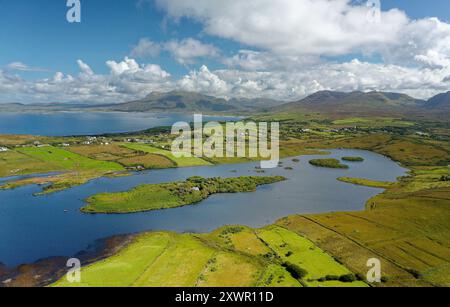 Nordöstlich über Tully Lough zum Eingang zum Killary Harbour und weiter zum Mweelrea Mountain. North Connemara, Irland. Spätsommer Stockfoto